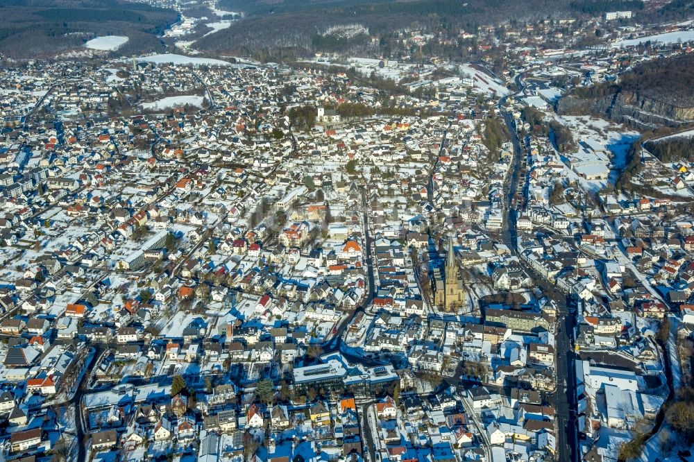 Luftaufnahme Warstein - Winterluftbild Kirchengebäude der Pfarrkirche St. Pankratius Dieplohstraße in Warstein im Bundesland Nordrhein-Westfalen