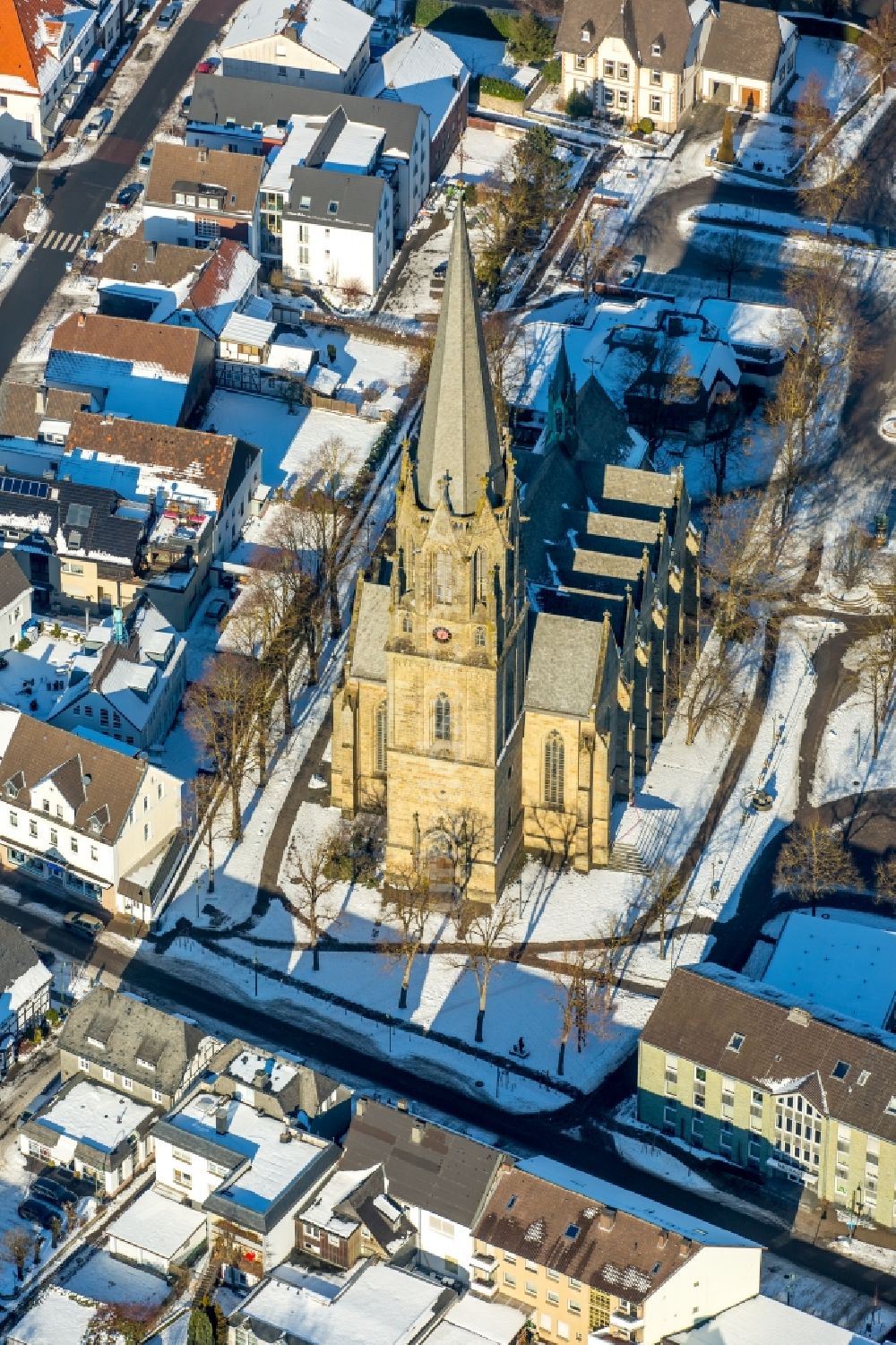 Warstein von oben - Winterluftbild Kirchengebäude der Pfarrkirche St. Pankratius Dieplohstraße in Warstein im Bundesland Nordrhein-Westfalen