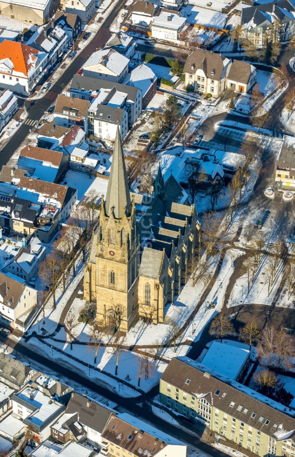 Warstein aus der Vogelperspektive: Winterluftbild Kirchengebäude der Pfarrkirche St. Pankratius Dieplohstraße in Warstein im Bundesland Nordrhein-Westfalen