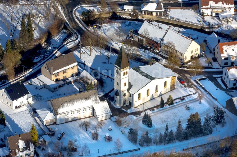 Luftaufnahme Marsberg - Winterluftbild Kirchengebäude der Sankt Markus Pfarrkirche im Ortsteil Beringhausen in Marsberg im Bundesland Nordrhein-Westfalen