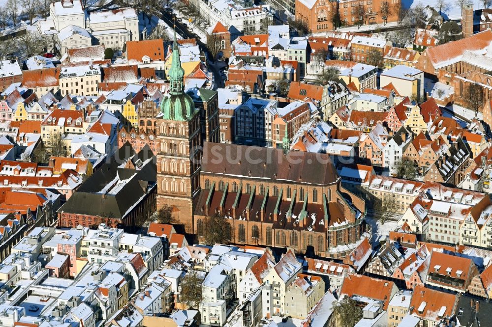 Stralsund von oben - Winterluftbild Kirchengebäude der Sankt Nikolaikirche in Stralsund im Bundesland Mecklenburg-Vorpommern