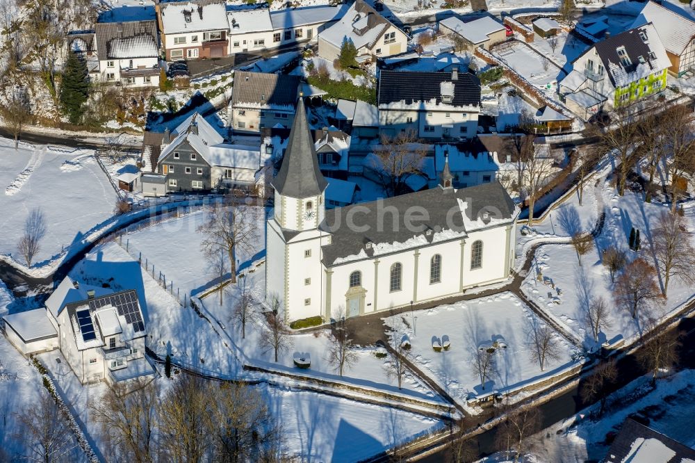 Luftaufnahme Scharfenberg - Winterluftbild Kirchengebäude in Scharfenberg im Bundesland Nordrhein-Westfalen