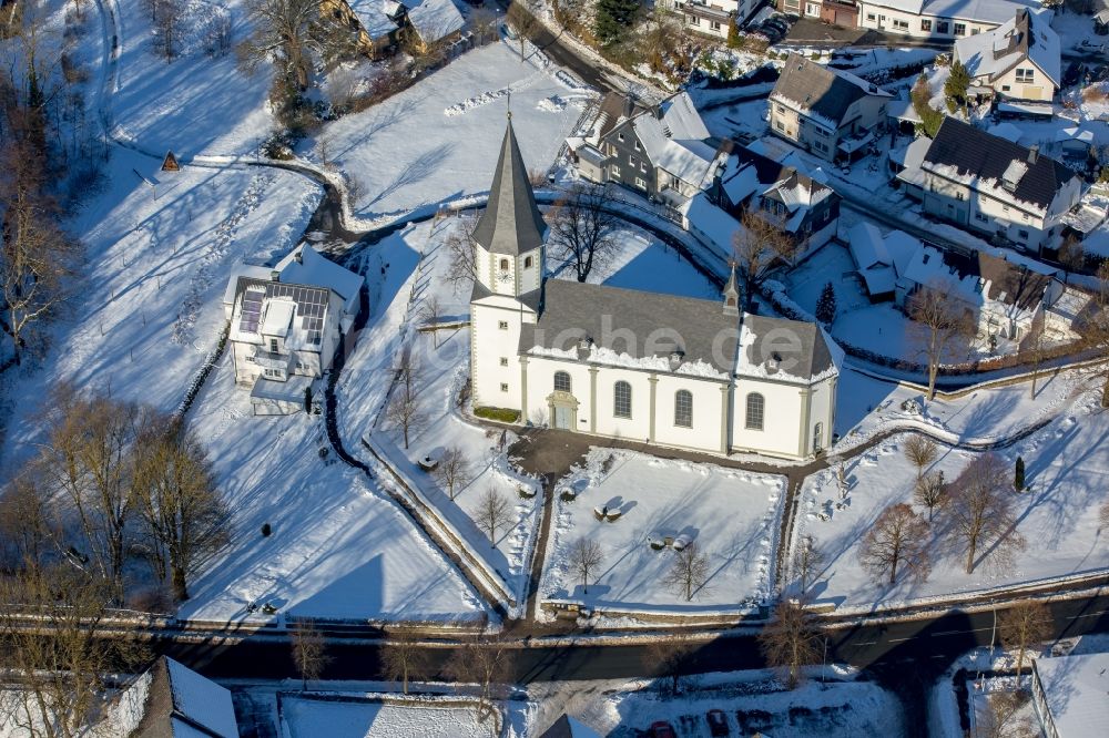 Scharfenberg von oben - Winterluftbild Kirchengebäude in Scharfenberg im Bundesland Nordrhein-Westfalen