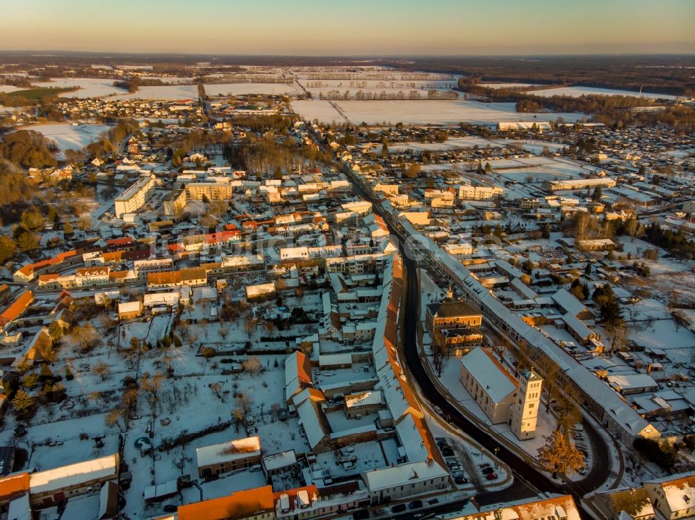 Luftaufnahme Liebenwalde - Winterluftbild Kirchengebäude Stadtkirche am Marktplatz in Liebenwalde im Bundesland Brandenburg, Deutschland