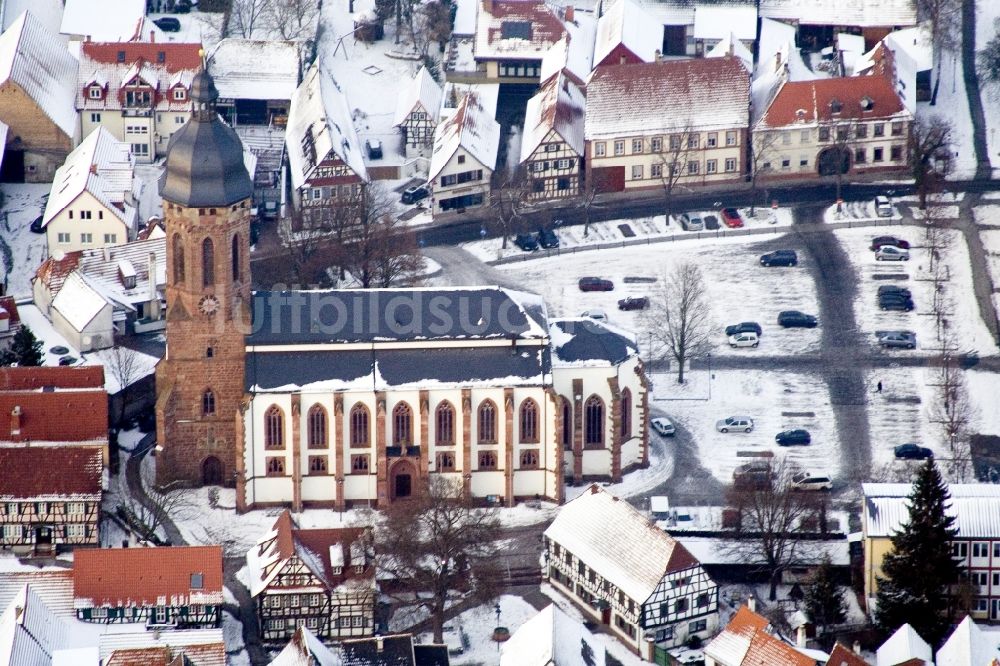 Kandel aus der Vogelperspektive: Winterluftbild Kirchengebäude der St.Georgskirche am Marktplatz im Altstadt- Zentrum in Kandel im Bundesland Rheinland-Pfalz