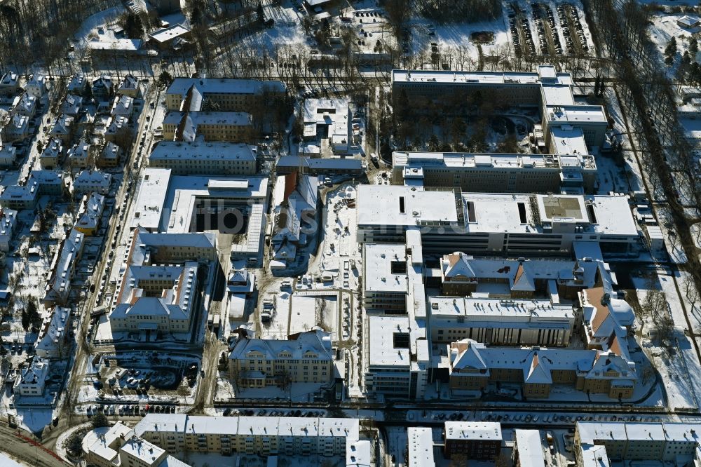 Luftaufnahme Rostock - Winterluftbild Klinikgelände des Krankenhauses und Campus des Universitätsklinikum in Rostock im Bundesland Mecklenburg-Vorpommern, Deutschland