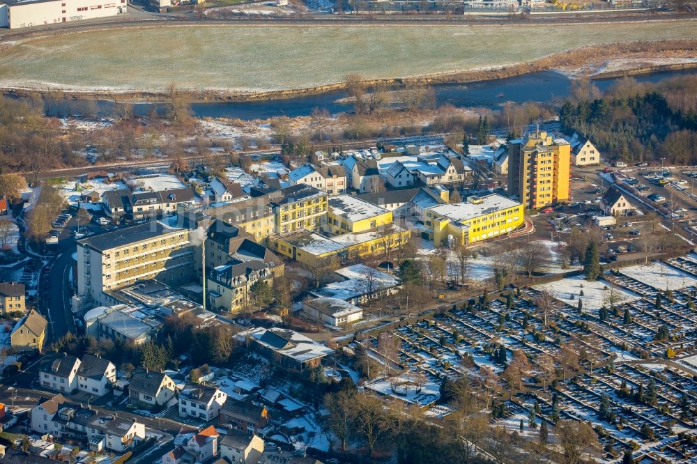 Arnsberg aus der Vogelperspektive: Winterluftbild Klinikgelände des Krankenhauses Karolinen-Hospital im Ortsteil Hüsten in Arnsberg im Bundesland Nordrhein-Westfalen