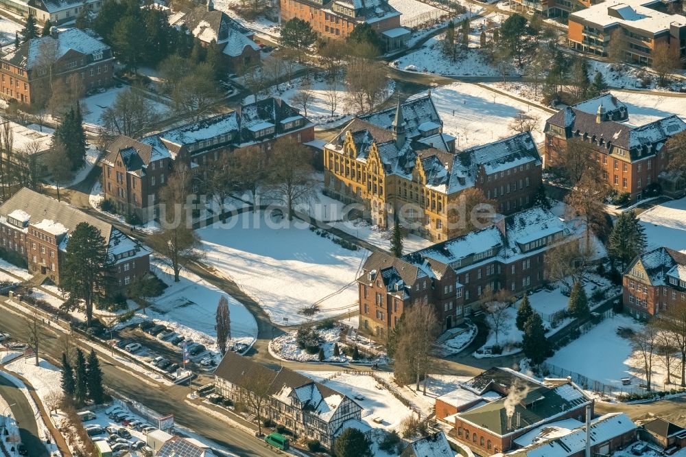 Luftbild Marsberg - Winterluftbild Klinikgelände des Krankenhauses LWL-Institutsambulanz Marsberg an der Bredelarer Straße in Marsberg im Bundesland Nordrhein-Westfalen