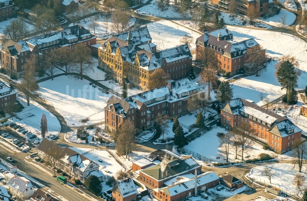 Luftaufnahme Marsberg - Winterluftbild Klinikgelände des Krankenhauses LWL-Institutsambulanz Marsberg an der Bredelarer Straße in Marsberg im Bundesland Nordrhein-Westfalen