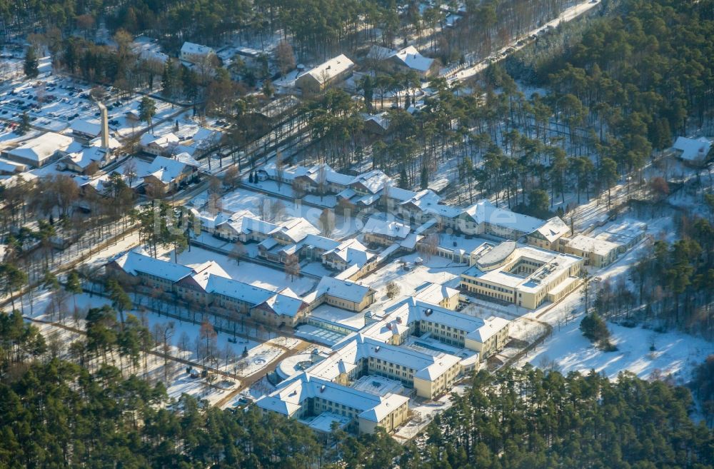 Sommerfeld aus der Vogelperspektive: Winterluftbild Klinikgelände des Krankenhauses Sana Kliniken Sommerfeld im Bundesland Brandenburg, Deutschland