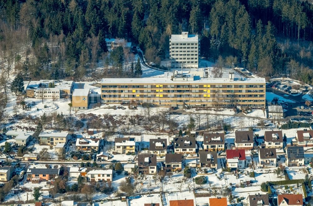 Luftbild Marsberg - Winterluftbild Klinikgelände des Krankenhauses Sankt Marien-Hospital Marsberg in Marsberg im Bundesland Nordrhein-Westfalen