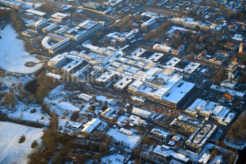 Luftaufnahme Lübeck - Winterluftbild Klinikgelände des Krankenhauses UKSH Universitätsklinikum Schleswig-Holstein im Ortsteil Strecknitz in Lübeck im Bundesland Schleswig-Holstein, Deutschland