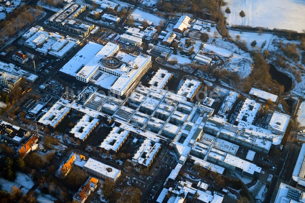 Lübeck aus der Vogelperspektive: Winterluftbild Klinikgelände des Krankenhauses UKSH Universitätsklinikum Schleswig-Holstein im Ortsteil Strecknitz in Lübeck im Bundesland Schleswig-Holstein, Deutschland