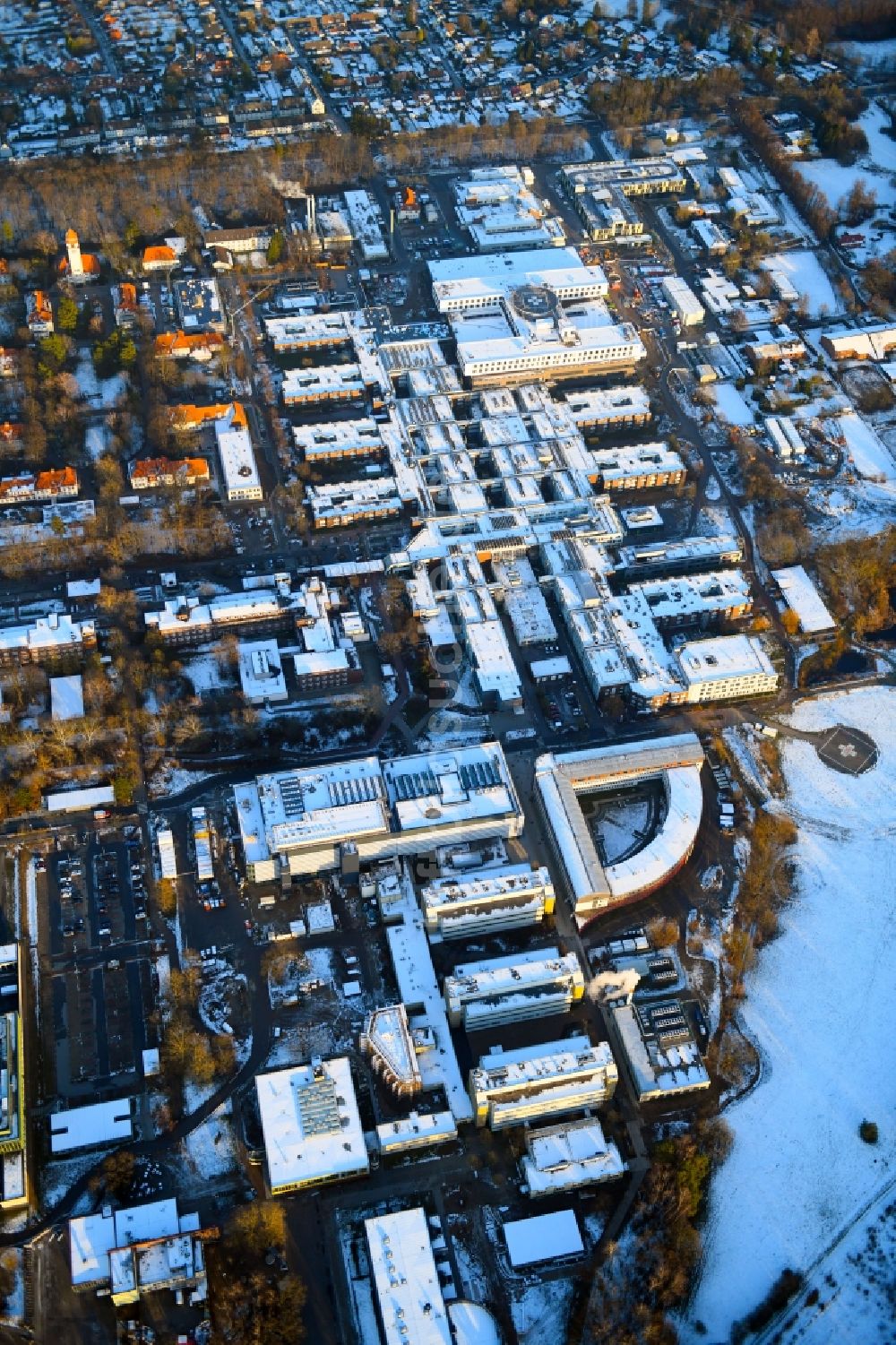 Luftbild Lübeck - Winterluftbild Klinikgelände des Krankenhauses UKSH Universitätsklinikum Schleswig-Holstein im Ortsteil Strecknitz in Lübeck im Bundesland Schleswig-Holstein, Deutschland