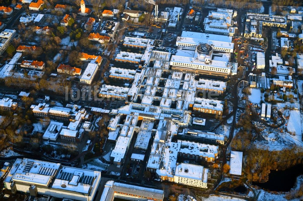 Luftaufnahme Lübeck - Winterluftbild Klinikgelände des Krankenhauses UKSH Universitätsklinikum Schleswig-Holstein im Ortsteil Strecknitz in Lübeck im Bundesland Schleswig-Holstein, Deutschland