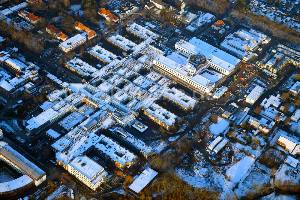 Lübeck von oben - Winterluftbild Klinikgelände des Krankenhauses UKSH Universitätsklinikum Schleswig-Holstein im Ortsteil Strecknitz in Lübeck im Bundesland Schleswig-Holstein, Deutschland