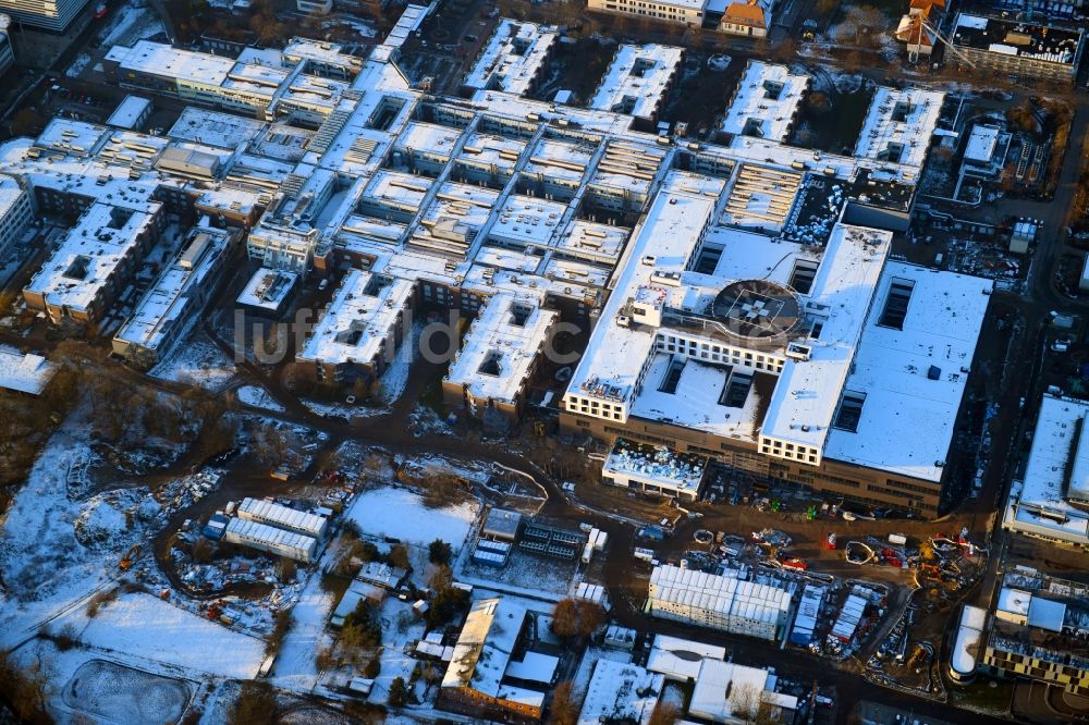 Lübeck aus der Vogelperspektive: Winterluftbild Klinikgelände des Krankenhauses UKSH Universitätsklinikum Schleswig-Holstein im Ortsteil Strecknitz in Lübeck im Bundesland Schleswig-Holstein, Deutschland