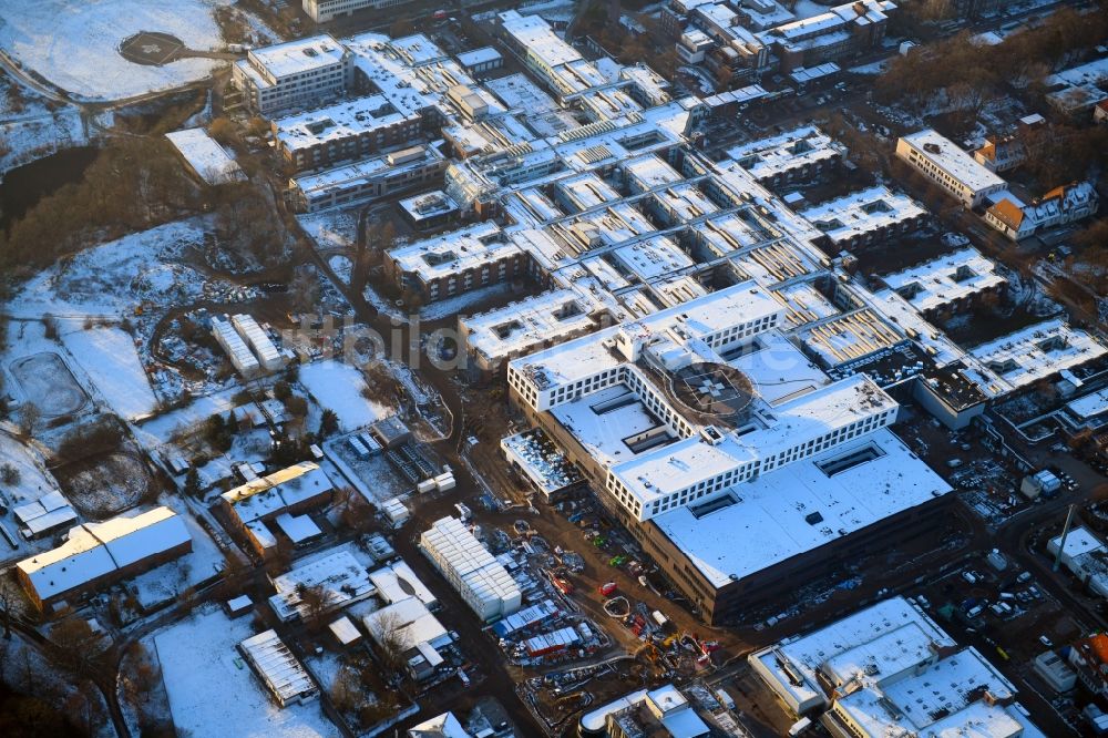 Luftbild Lübeck - Winterluftbild Klinikgelände des Krankenhauses UKSH Universitätsklinikum Schleswig-Holstein im Ortsteil Strecknitz in Lübeck im Bundesland Schleswig-Holstein, Deutschland