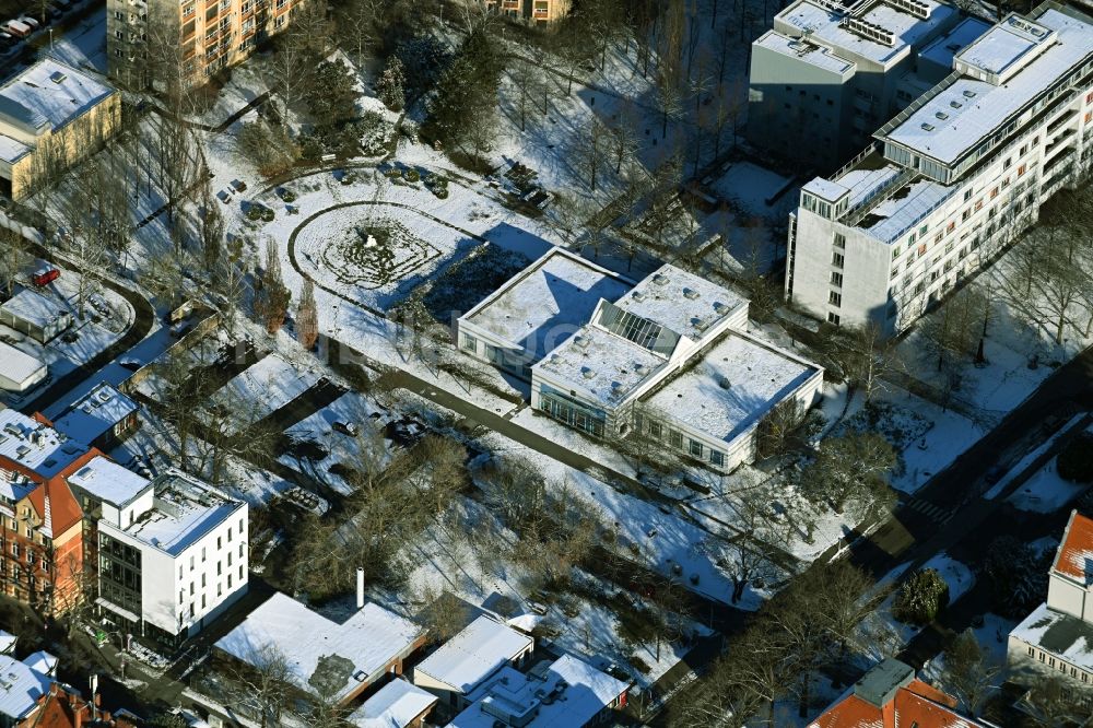 Luftbild Berlin - Winterluftbild Klinikgelände des Krankenhauses Vivantes Auguste-Viktoria-Klinikum im Ortsteil Schöneberg in Berlin, Deutschland