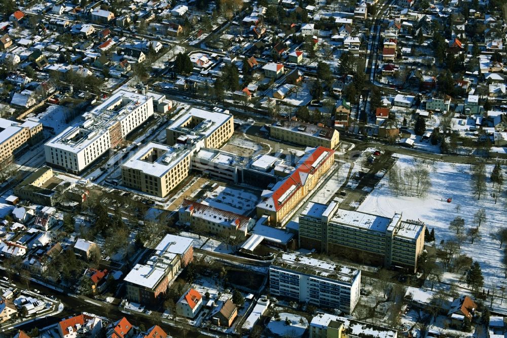 Berlin aus der Vogelperspektive: Winterluftbild Klinikgelände des Krankenhauses Vivantes Klinikum Kaulsdorf im Ortsteil Kaulsdorf in Berlin, Deutschland