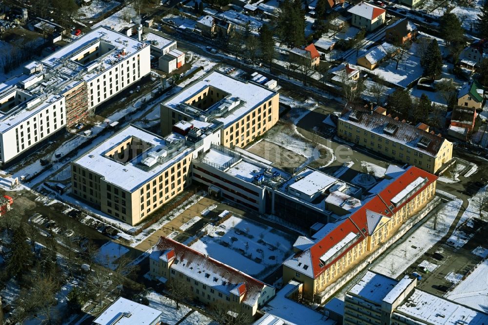 Luftbild Berlin - Winterluftbild Klinikgelände des Krankenhauses Vivantes Klinikum Kaulsdorf im Ortsteil Kaulsdorf in Berlin, Deutschland