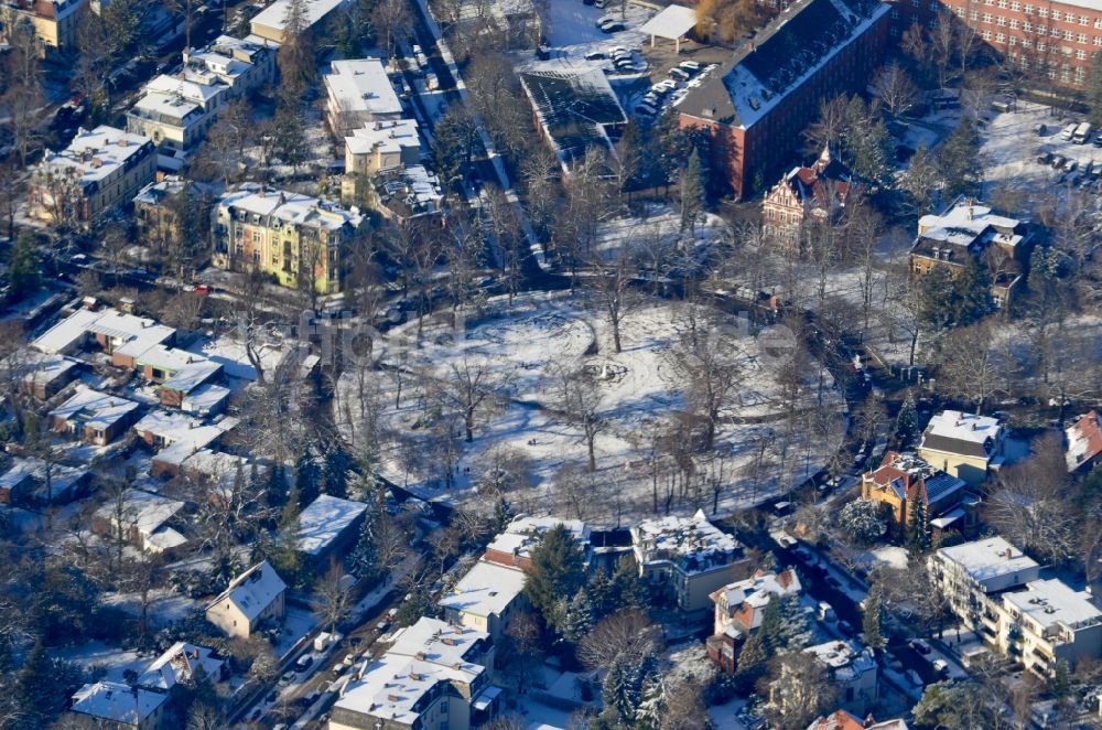 Berlin aus der Vogelperspektive: Winterluftbild Kreis- runde Fläche - Platz Augustaplatz in Berlin, Deutschland