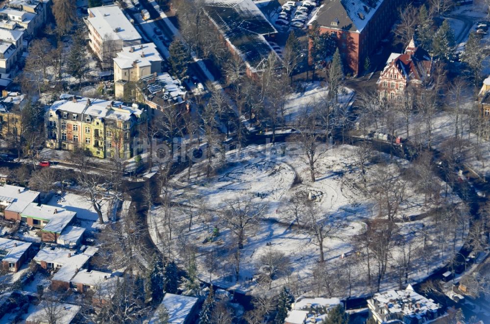 Luftbild Berlin - Winterluftbild Kreis- runde Fläche - Platz Augustaplatz in Berlin, Deutschland