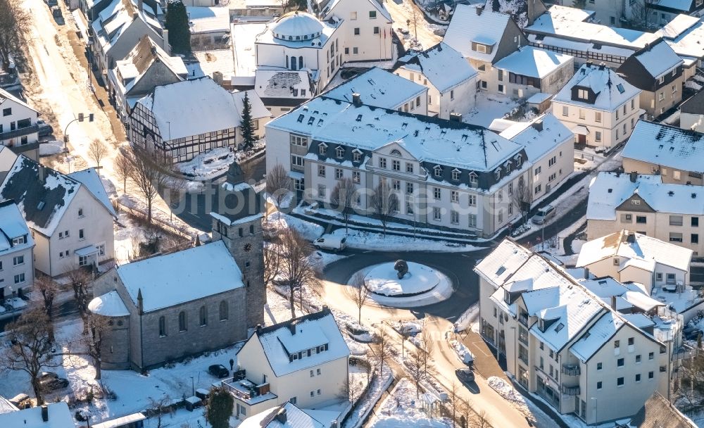 Brilon von oben - Winterluftbild Kreisverkehr - Straßenverlauf Am Alten Friedhof, Scharfenberger Straße, Schützengraben, Steinweg und Lindenweg in Brilon im Bundesland Nordrhein-Westfalen