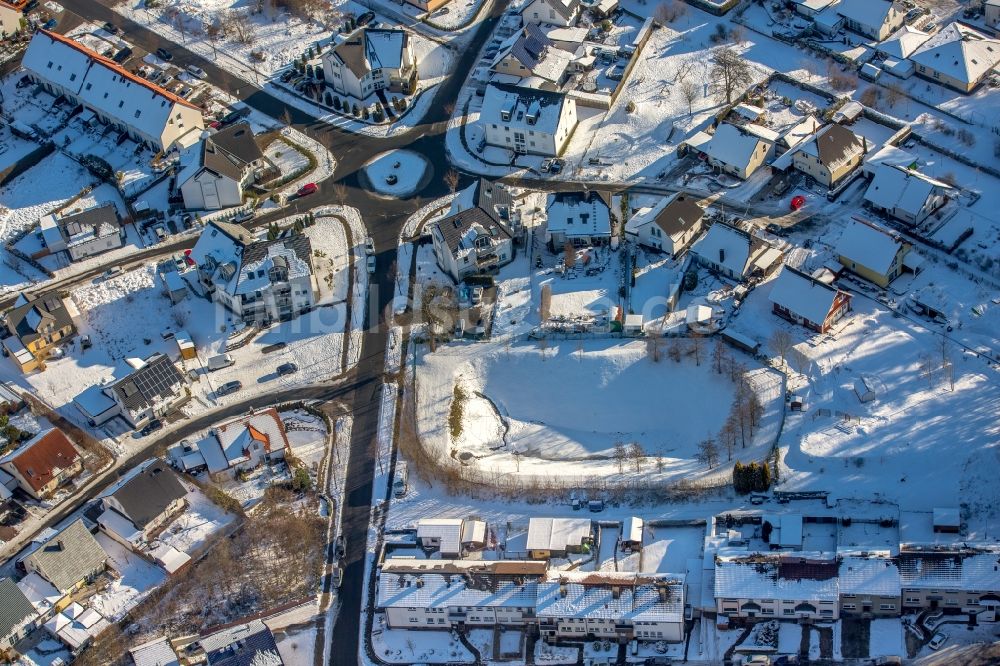 Arnsberg von oben - Winterluftbild - Kreisverkehr - Straßenverlauf Jägerplatz im Ortsteil Wennigloh in Arnsberg im Bundesland Nordrhein-Westfalen