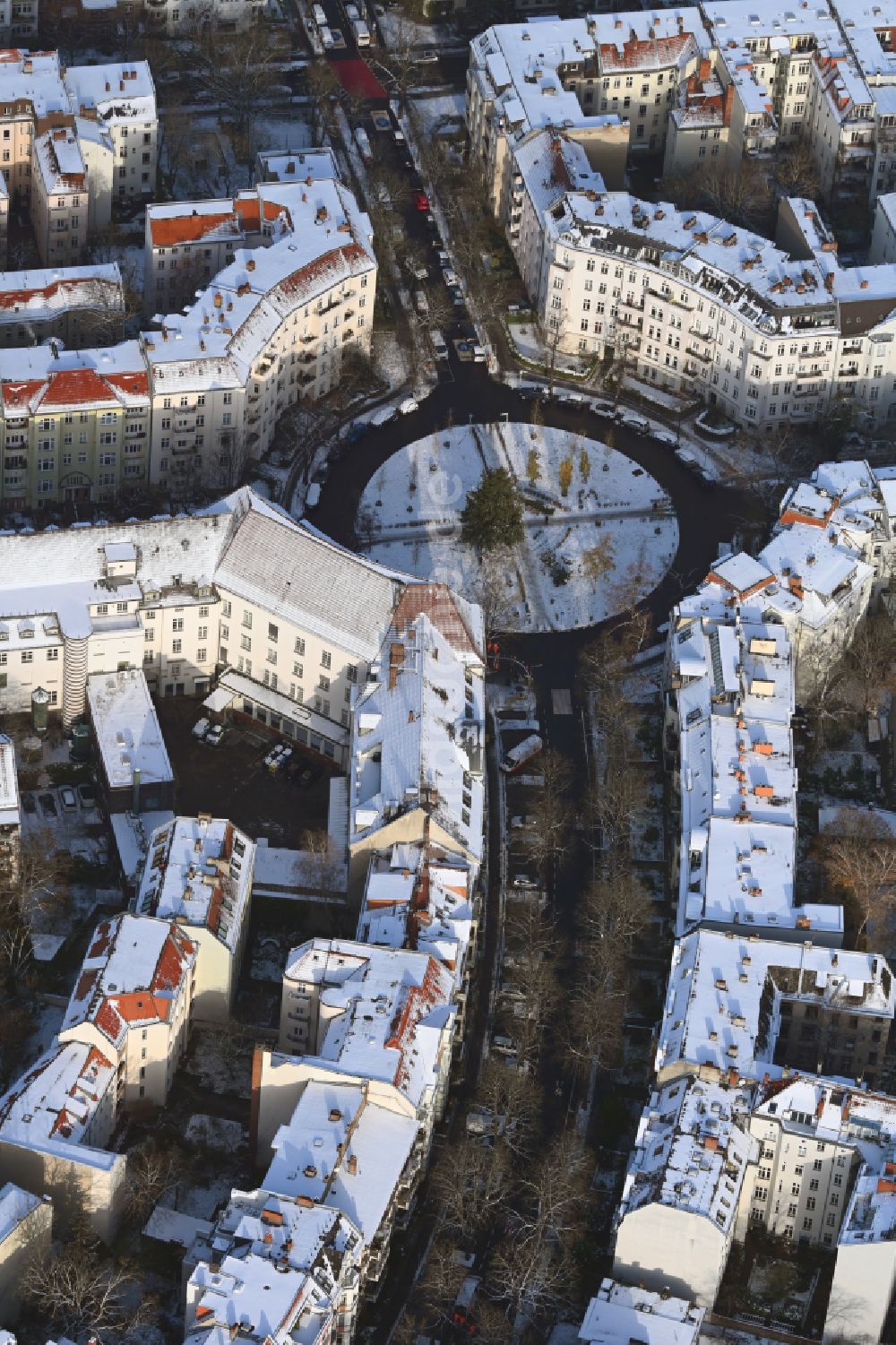 Berlin aus der Vogelperspektive: Winterluftbild Kreisverkehr - Straßenverlauf im Ortsteil Friedenau in Berlin, Deutschland