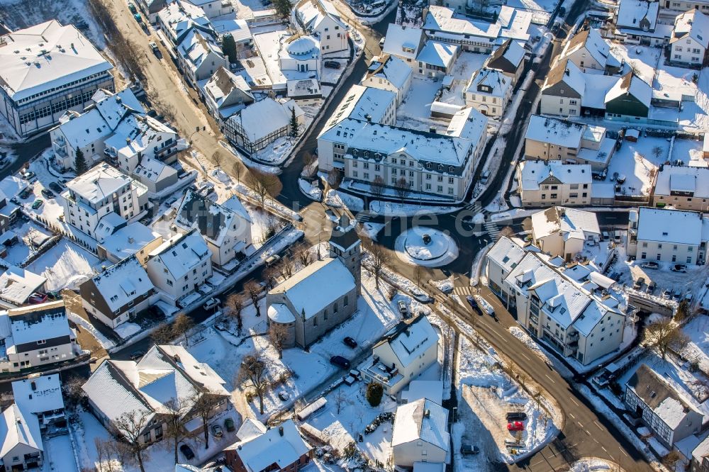 Luftaufnahme Brilon - Winterluftbild Kreisverkehr - Straßenverlauf Scharfenberger Straße, Lindenweg, Schützengraben und Steinweg in Brilon im Bundesland Nordrhein-Westfalen