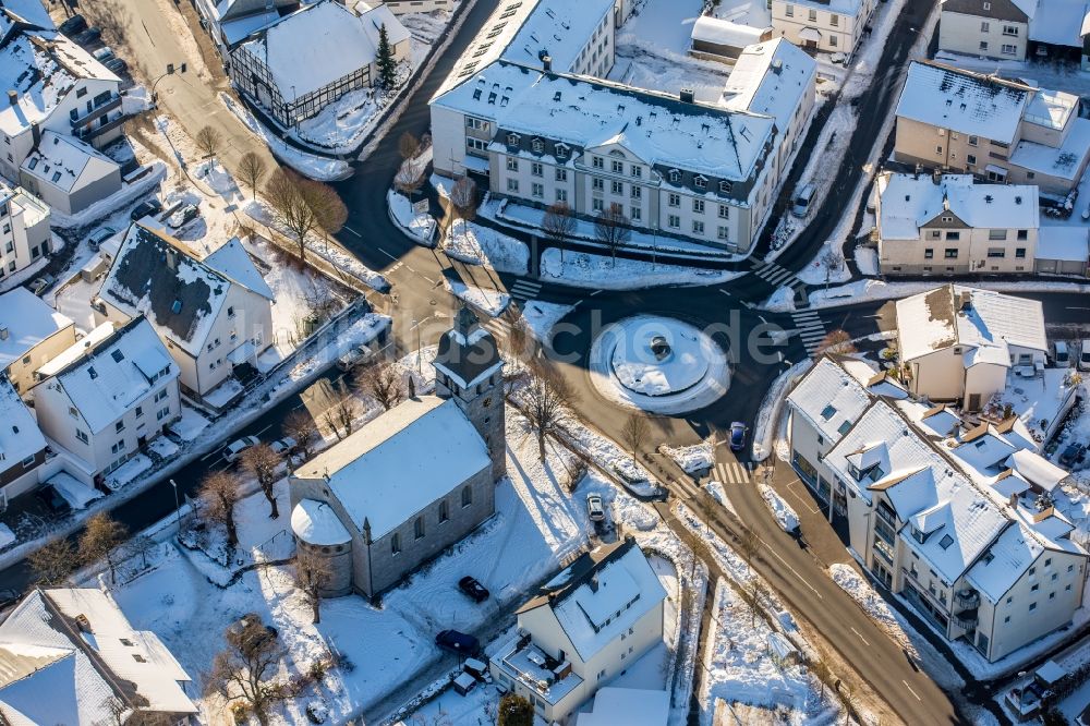 Brilon von oben - Winterluftbild Kreisverkehr - Straßenverlauf Scharfenberger Straße, Lindenweg, Schützengraben und Steinweg in Brilon im Bundesland Nordrhein-Westfalen