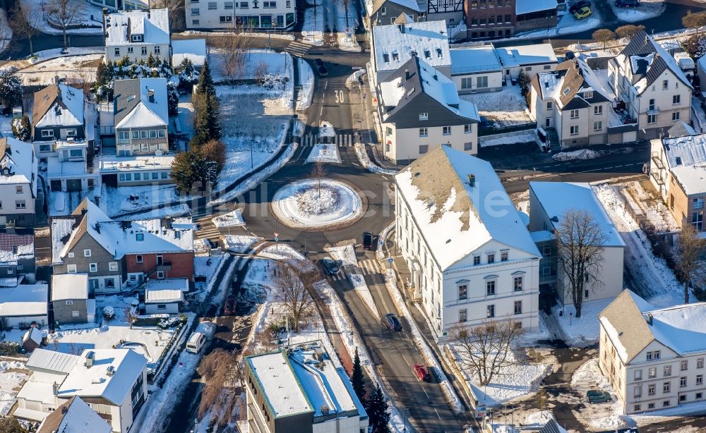 Brilon aus der Vogelperspektive: Winterluftbild Kreisverkehr - Straßenverlauf Scharfenberger Straße, Lindenweg, Schützengraben und Steinweg in Brilon im Bundesland Nordrhein-Westfalen