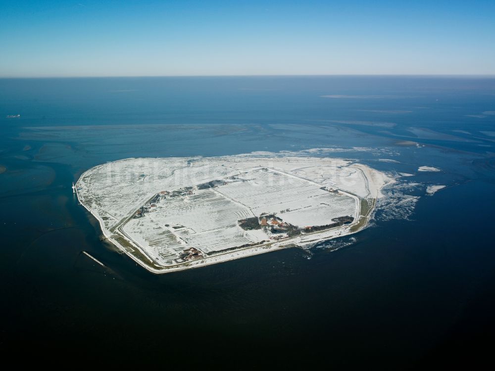 Insel Neuwerk aus der Vogelperspektive: Winterluftbild Küstenbereich Nordsee - Insel Neuwerk im Bundesland Niedersachsen, Deutschland