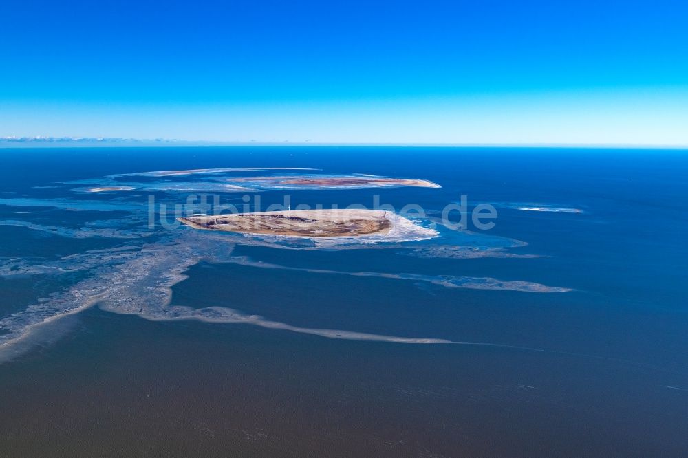 Insel Neuwerk aus der Vogelperspektive: Winterluftbild Küstenbereich der Nordsee - Insel Neuwerk im Bundesland Niedersachsen, Deutschland