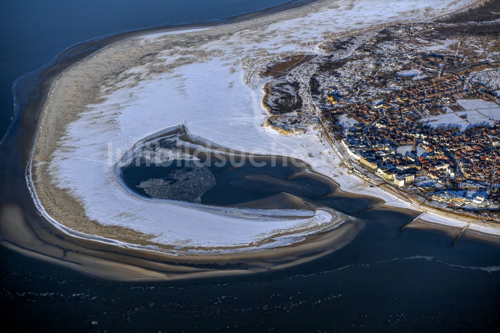 Borkum von oben - Winterluftbild Küstenbereich der Nordseeinsel - Insel in Borkum im Bundesland Niedersachsen, Deutschland