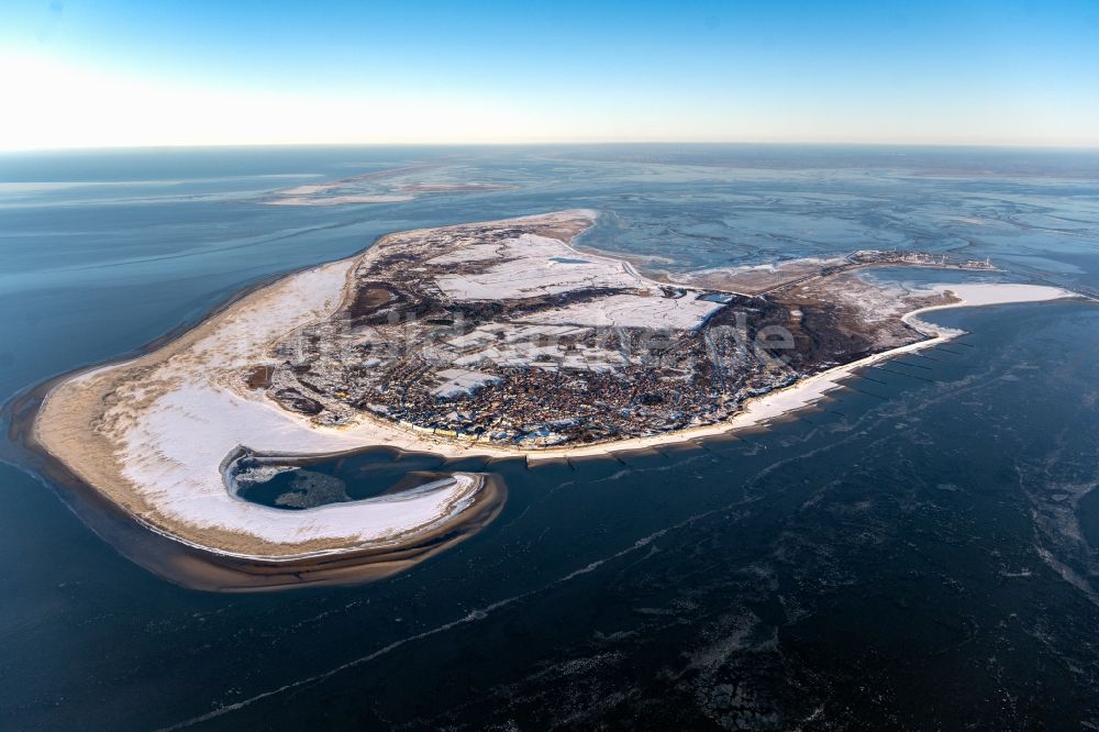 Borkum aus der Vogelperspektive: Winterluftbild Küstenbereich der Nordseeinsel - Insel in Borkum im Bundesland Niedersachsen, Deutschland