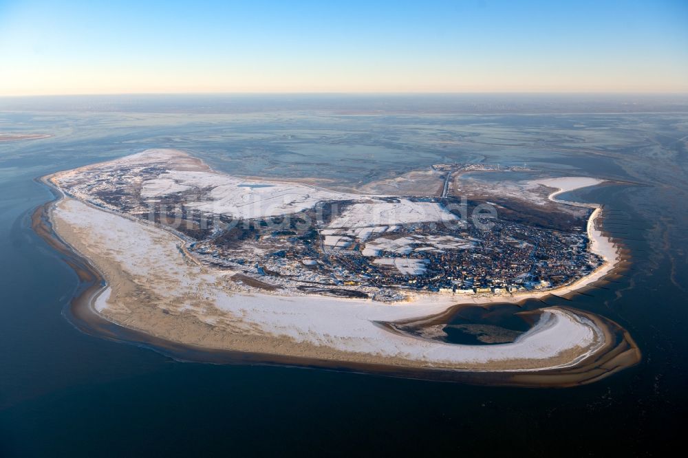 Luftaufnahme Borkum - Winterluftbild Küstenbereich der Nordseeinsel - Insel in Borkum im Bundesland Niedersachsen, Deutschland