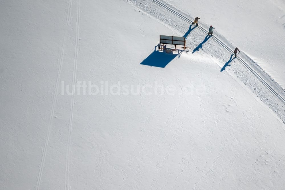 Luftbild Altastenberg - Winterluftbild Langläufer in einer Loipe in Altastenberg im Bundesland Nordrhein-Westfalen, Deutschland