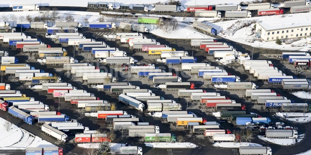 Luftaufnahme Waidhaus - Winterluftbild LKW- Abstellflächen an der Tank- und Rastanlage der BAB A6 - E50 in Waidhaus im Bundesland Bayern, Deutschland