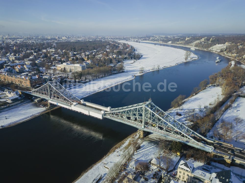 Dresden von oben - Winterluftbild Loschwitzer Brücke Blaues Wunder über dem Fluss Elbe in Dresden im Bundesland Sachsen