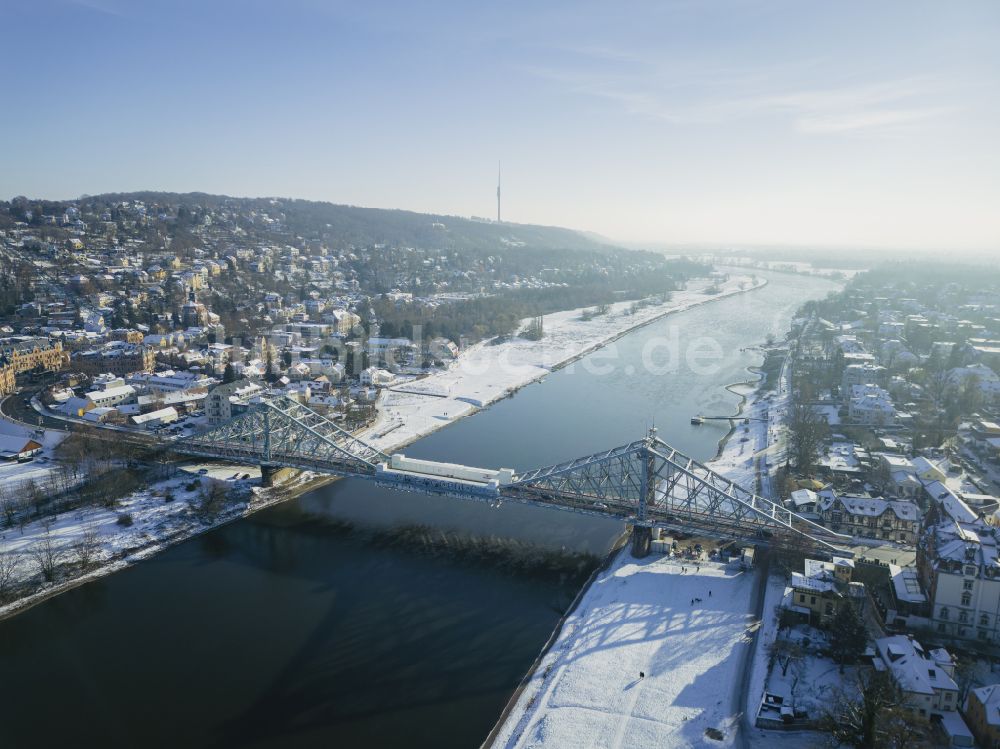 Dresden aus der Vogelperspektive: Winterluftbild Loschwitzer Brücke Blaues Wunder über dem Fluss Elbe in Dresden im Bundesland Sachsen