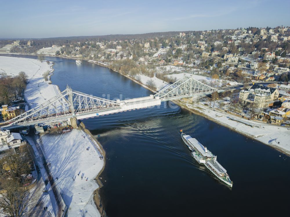 Luftaufnahme Dresden - Winterluftbild Loschwitzer Brücke Blaues Wunder über dem Fluss Elbe in Dresden im Bundesland Sachsen