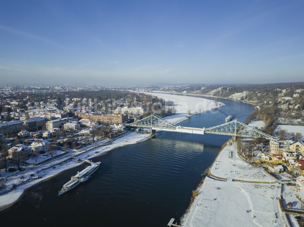 Dresden von oben - Winterluftbild Loschwitzer Brücke Blaues Wunder über dem Fluss Elbe in Dresden im Bundesland Sachsen