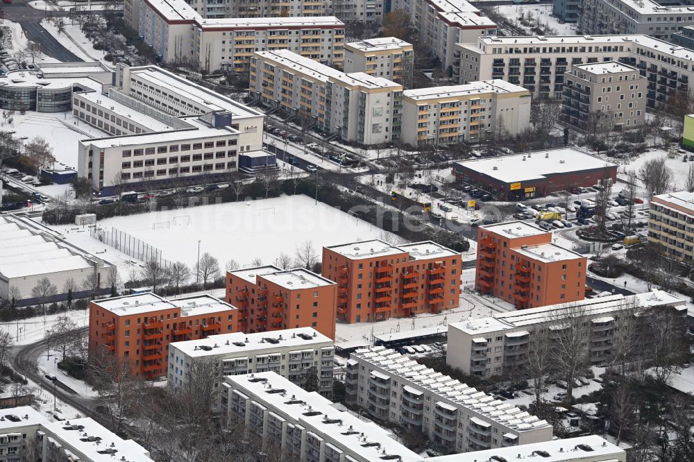 Berlin von oben - Winterluftbild Mehrfamilienhaus-Wohnanlage Gothaer Straße - Alte Hellersdorfer Straße in Berlin, Deutschland