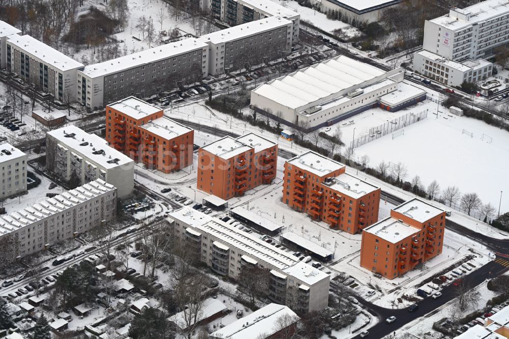 Berlin aus der Vogelperspektive: Winterluftbild Mehrfamilienhaus-Wohnanlage Gothaer Straße - Alte Hellersdorfer Straße in Berlin, Deutschland