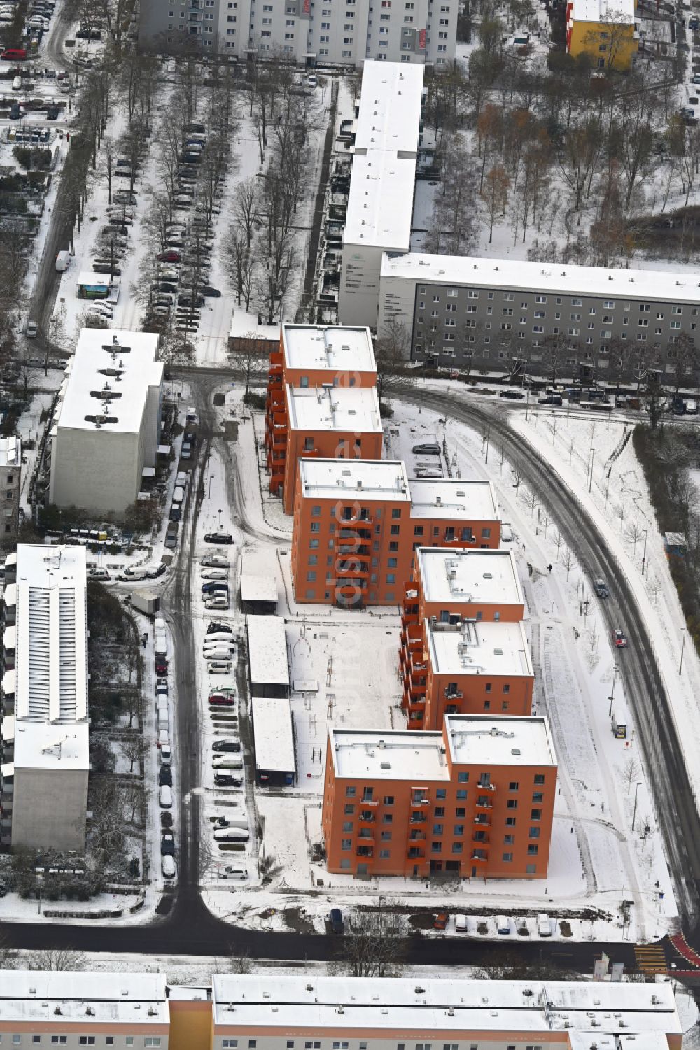 Luftaufnahme Berlin - Winterluftbild Mehrfamilienhaus-Wohnanlage Gothaer Straße - Alte Hellersdorfer Straße in Berlin, Deutschland