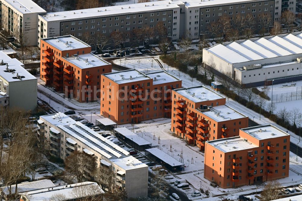 Berlin aus der Vogelperspektive: Winterluftbild Mehrfamilienhaus-Wohnanlage Gothaer Straße - Alte Hellersdorfer Straße in Berlin, Deutschland