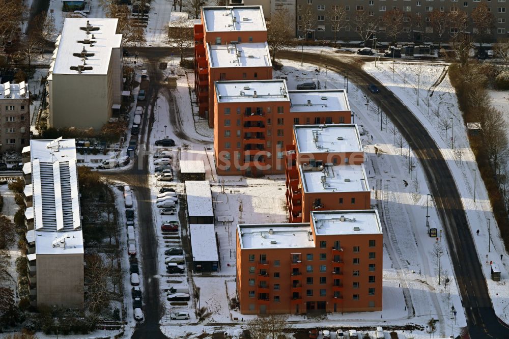 Luftbild Berlin - Winterluftbild Mehrfamilienhaus-Wohnanlage Gothaer Straße - Alte Hellersdorfer Straße in Berlin, Deutschland