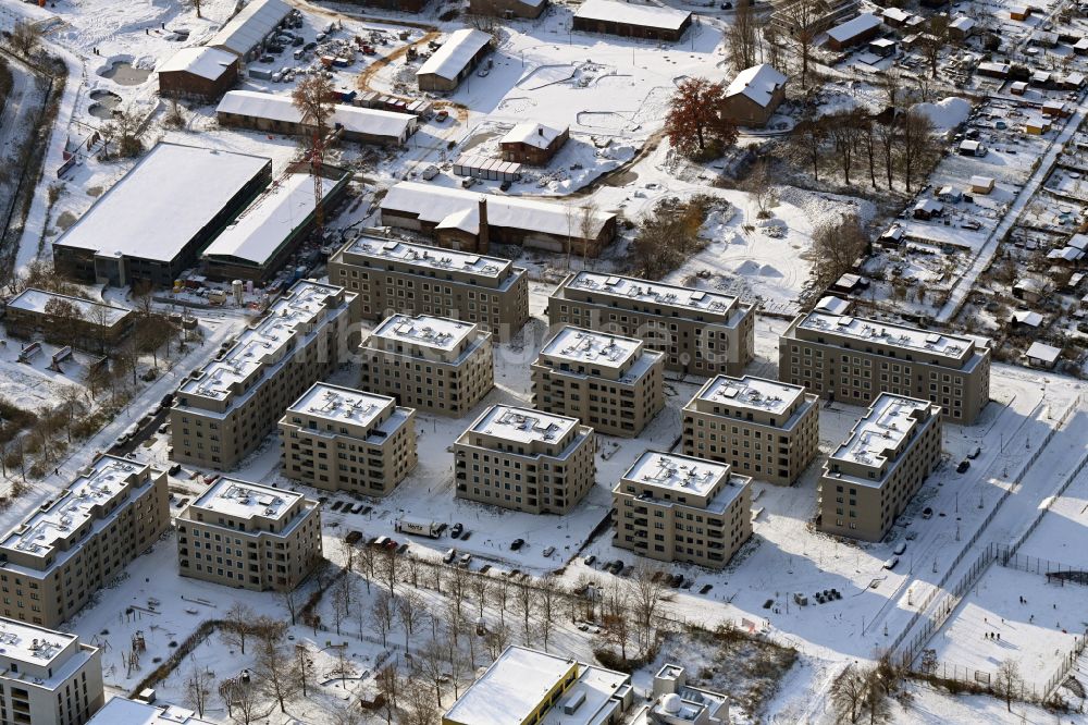 Luftaufnahme Berlin - Winterluftbild Mehrfamilienhaus-Wohnanlage Stadtgut im Ortsteil Hellersdorf in Berlin, Deutschland